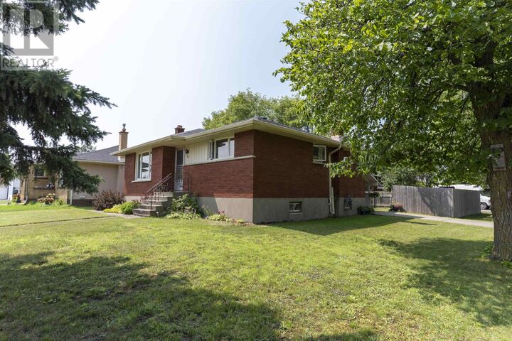Property Photo:  601 Edward St S  ON P7E 2H1 