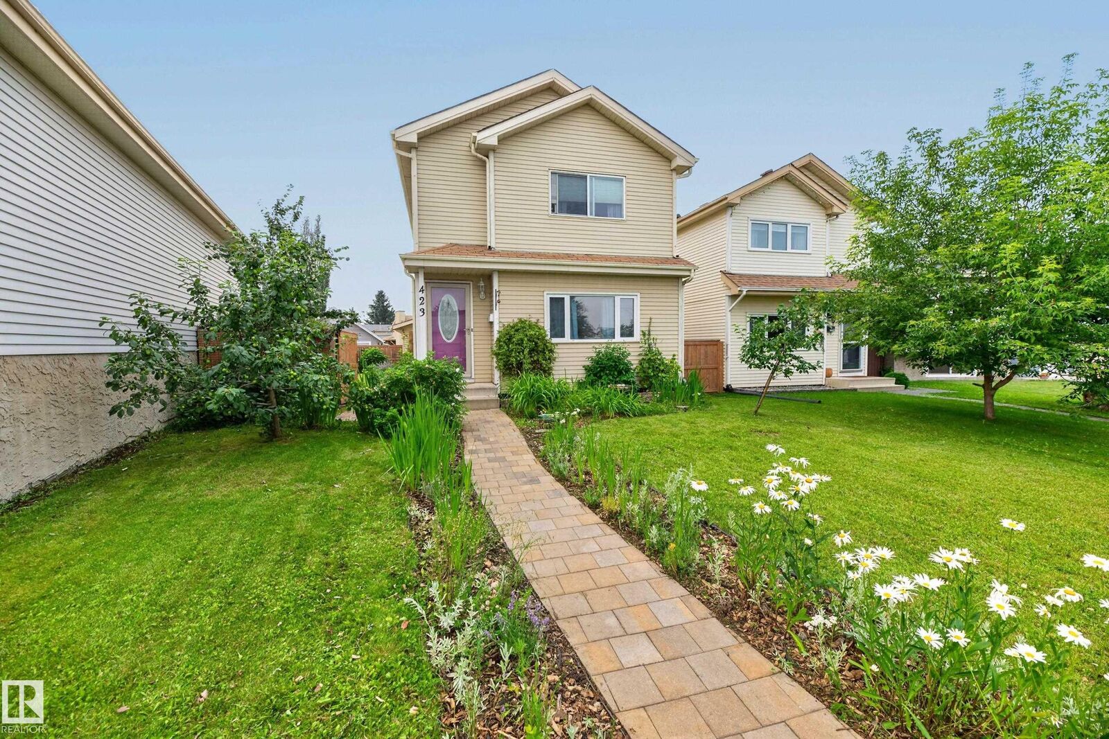 Property Photo:  423 Kirkpatrick Crescent NW  AB T6L 5C9 
