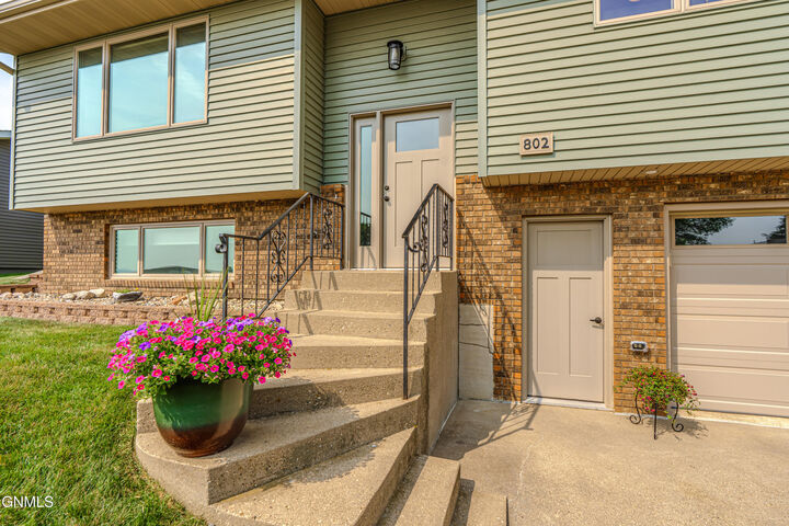 Property Photo:  802 32nd Street  ND 58501 