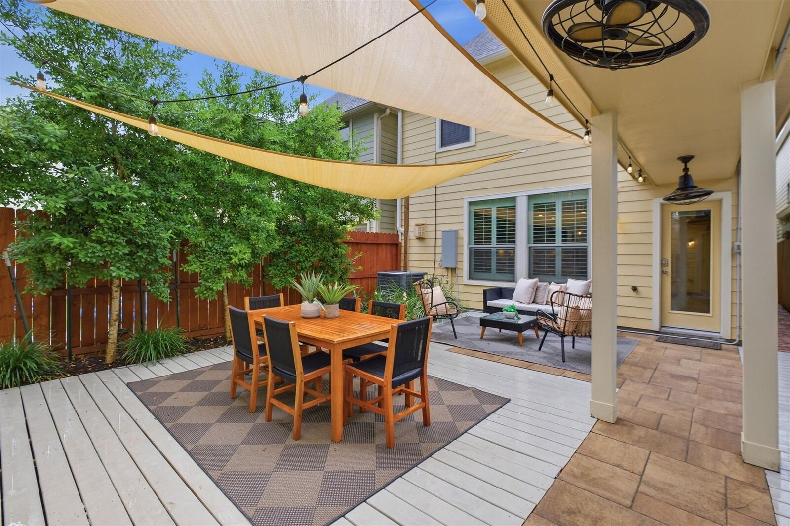 Property Photo:  233 W 26th Street  TX 77008 