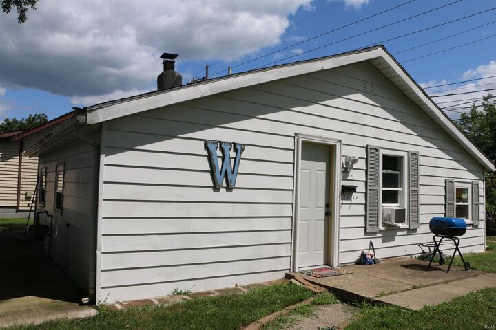 Property Photo:  1617 1/2 E 4th Street  IN 46544 