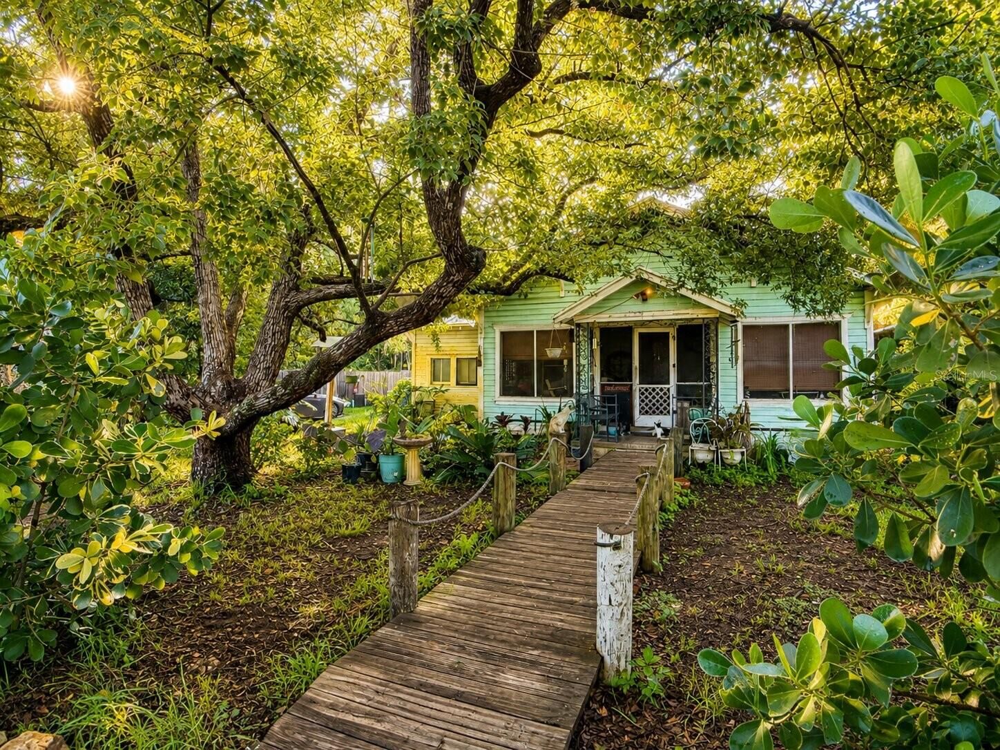 Property Photo:  129 S Mills Avenue  FL 34266 