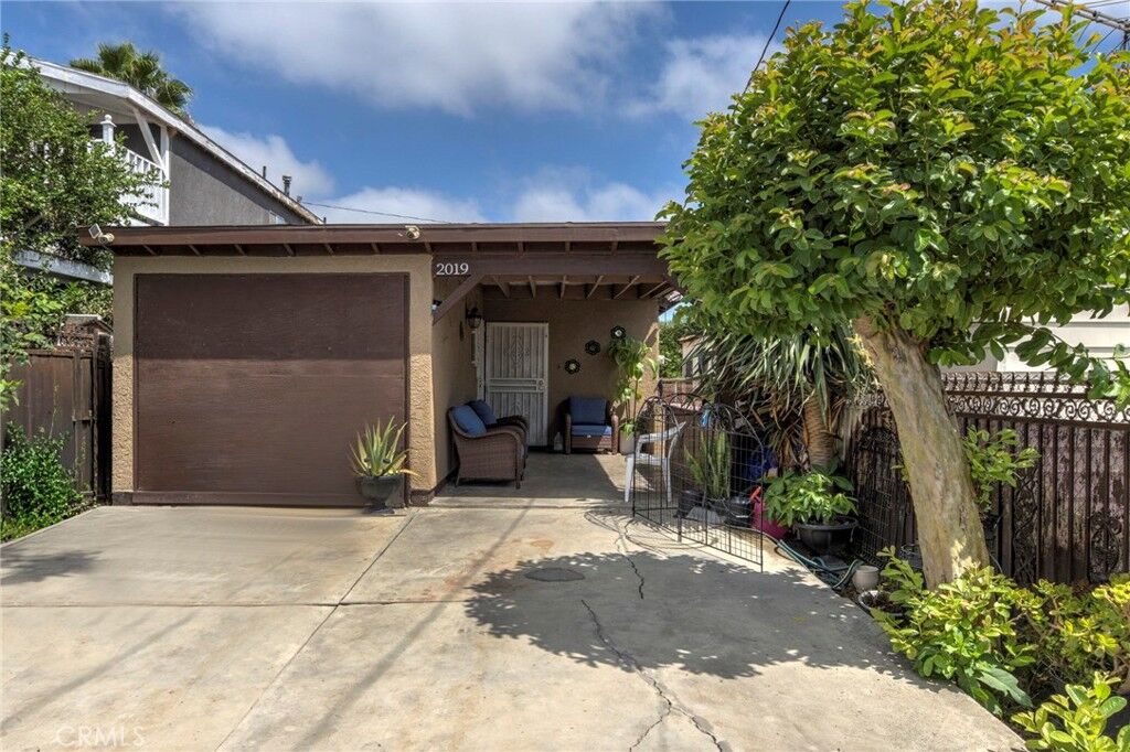 Property Photo:  2019 E Shauer  CA 90222 