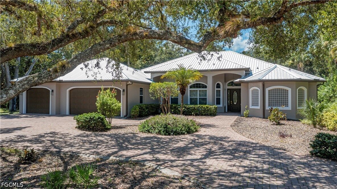Property Photo:  4033 Oak Haven Drive  FL 33935 
