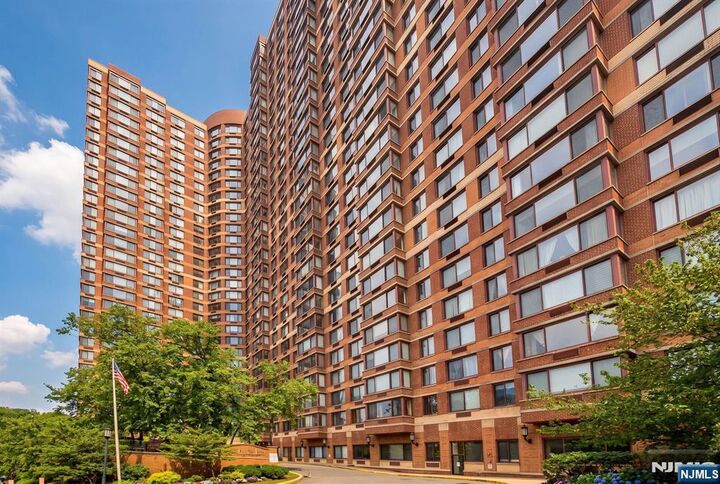 Property Photo:  100 Old Palisade Road 3906  NJ 07024 