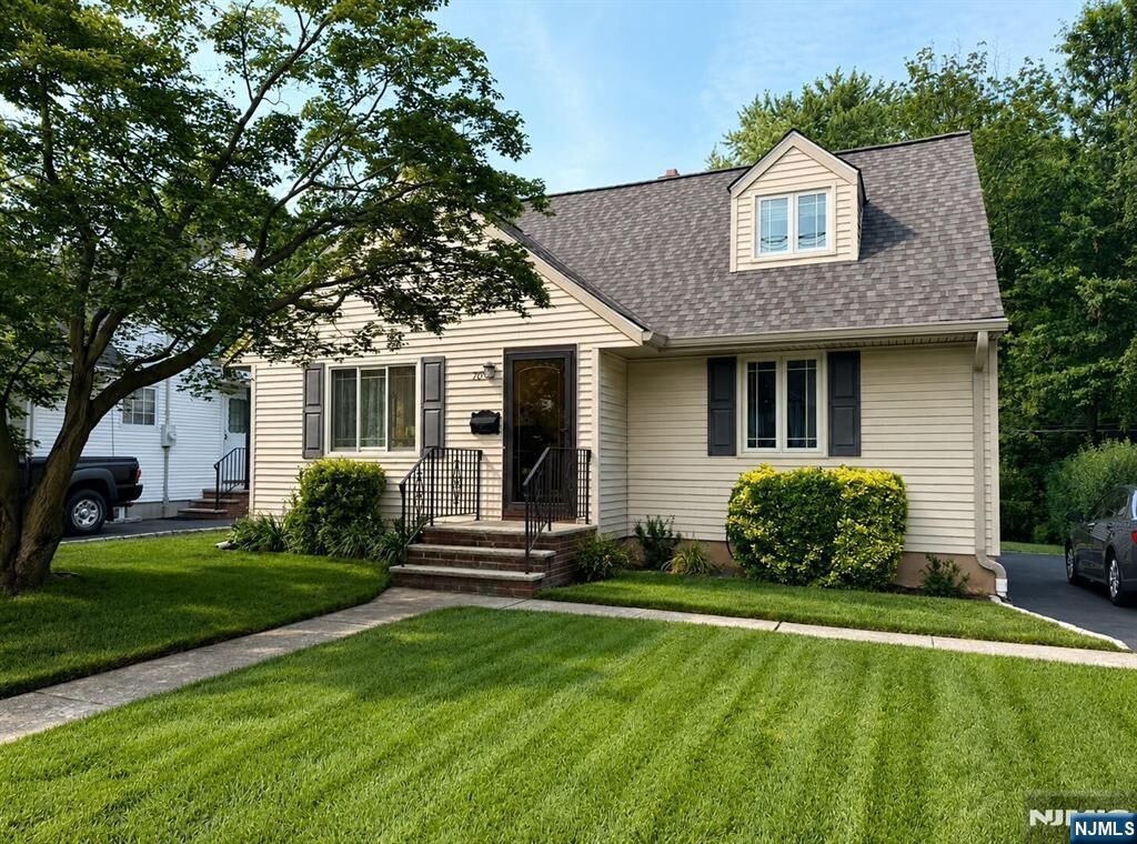 Property Photo:  70 Bromley Place  NJ 07110 