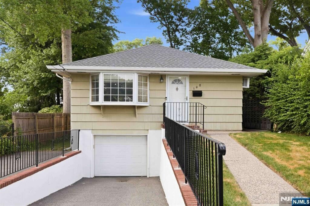 Property Photo:  108 Wyandotte Avenue  NJ 07628 