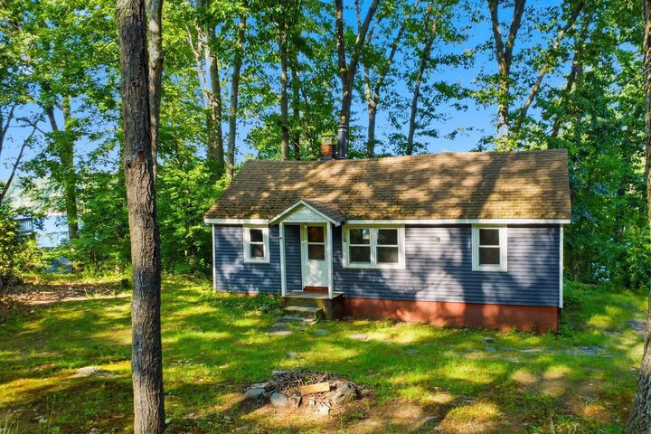 Property Photo:  16 Hillside Avenue  NH 03031-1840 
