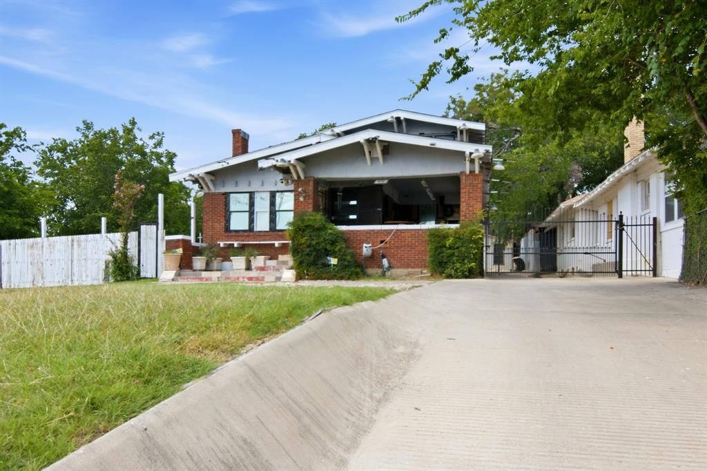 Property Photo:  2929 E Lancaster Avenue  TX 76103 