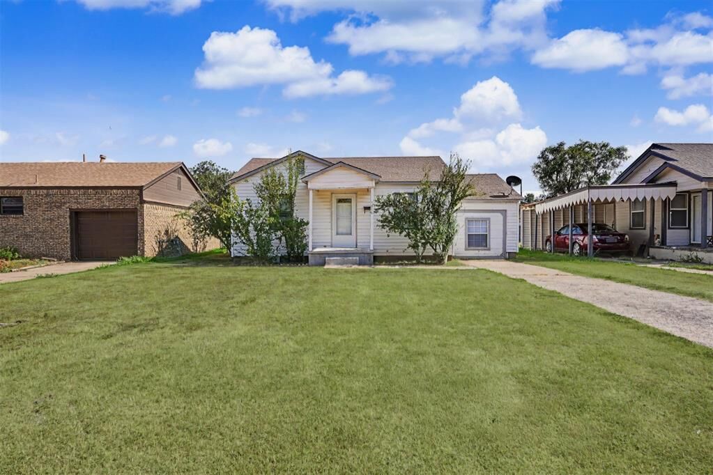 Property Photo:  1016 E Liveoak Street  OK 73521 