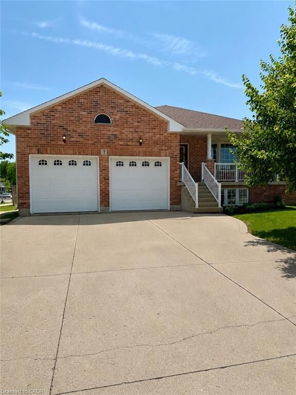7 Spitfire Drive — photo 1