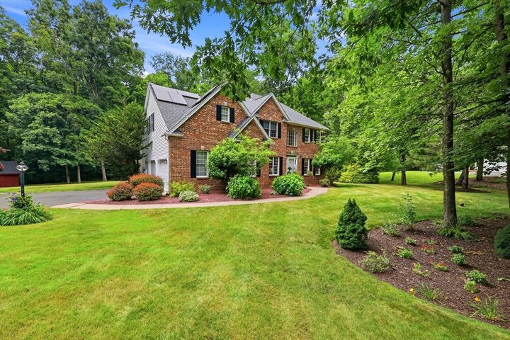 Property Photo:  8 Wintergreen Cir  MA 01077 