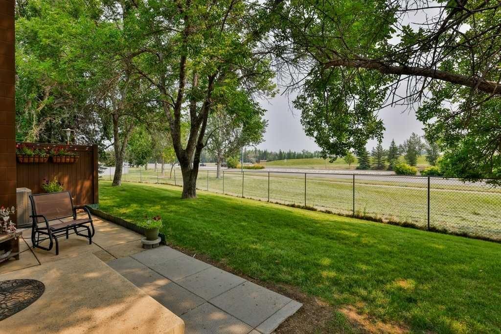 Property Photo: 29 Brock Place W 8 AB T1K 4C1