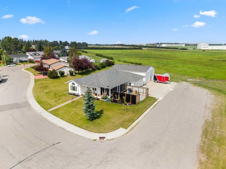 Property Photo: 508 Peever Street AB T0M 0A0