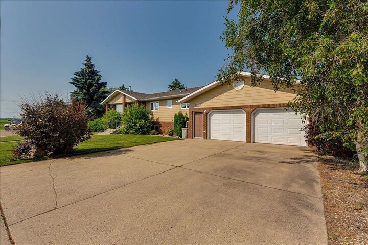 Property Photo:  3908 39 Street Close  AB T4J 1A9 