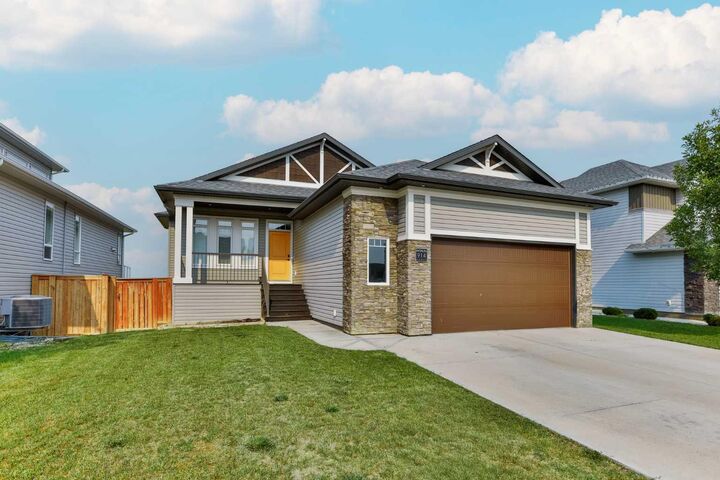 Property Photo:  914 Maydell Palmer Vista N  AB T1H 7B7 