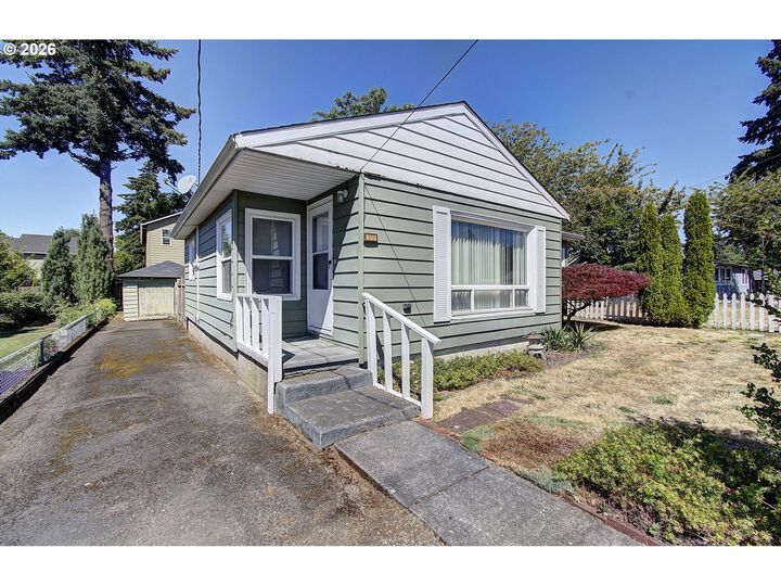 Property Photo:  510 Ash St  WA 98661 