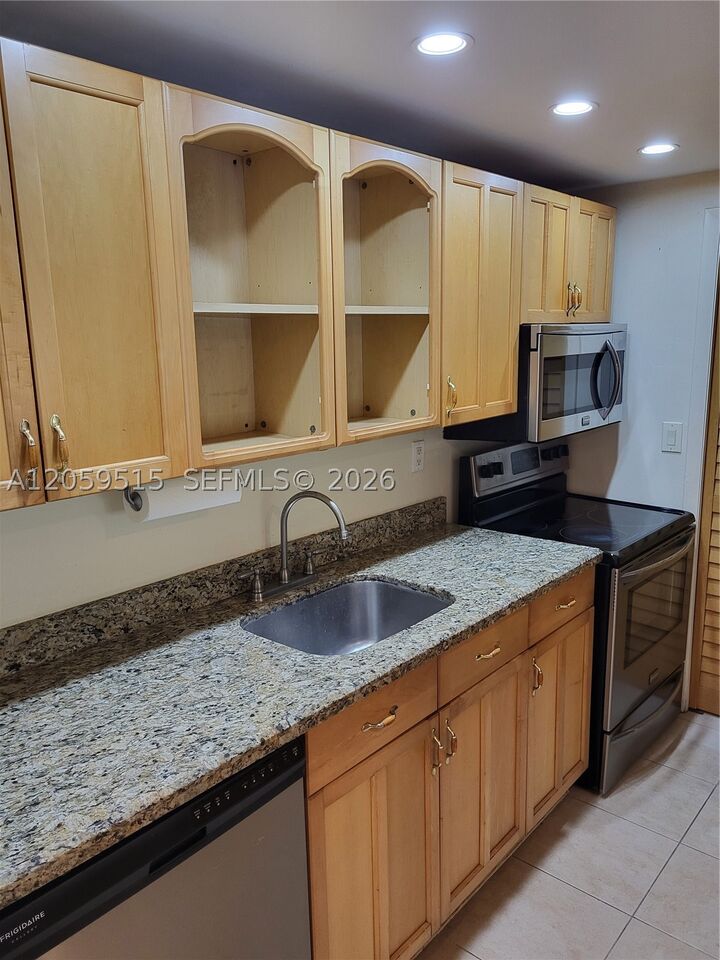 Property Photo:  230 Lakeview Dr 207  FL 33326 