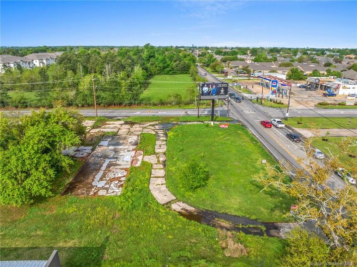 Property Photo:  2323 Country Club Road  LA 70605 