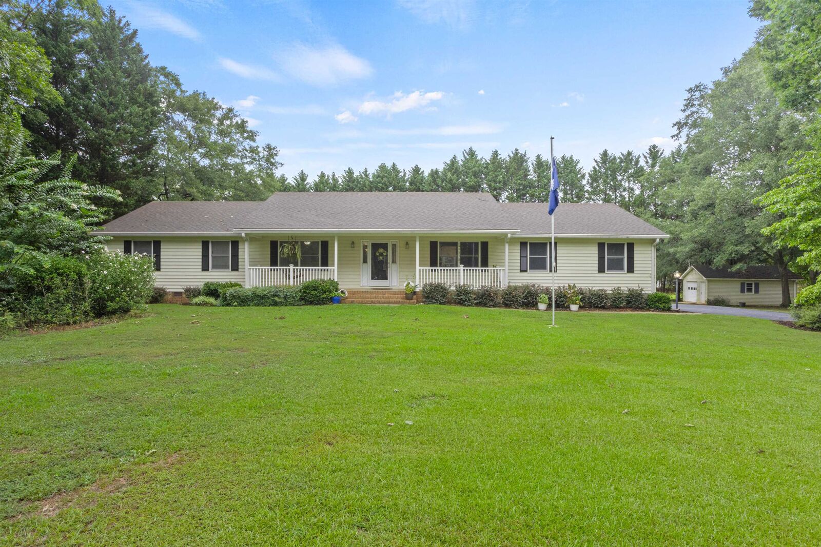 Property Photo:  108 Cardinal Drive  SC 29365 