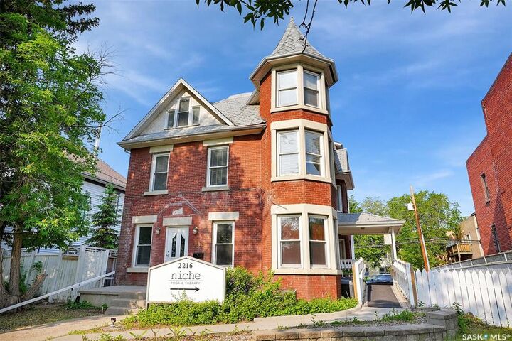 2216 Lorne Street — photo 1