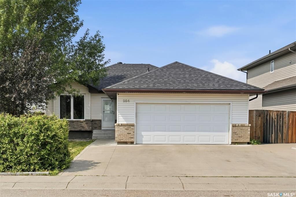 Property Photo:  254 Denham Crescent  SK S7R 1E8 