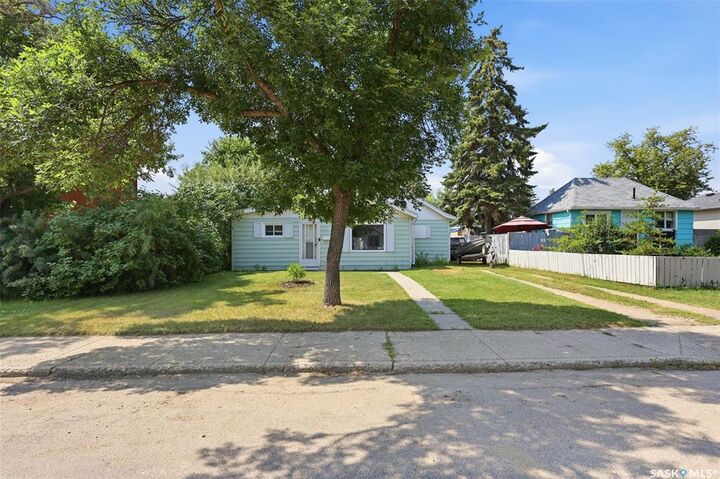 Property Photo:  925 L Avenue S  SK S7M 2J2 