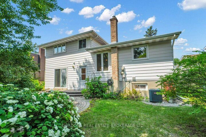 Property Photo:  25 Eastpark Drive  ON K1B 3Z6 