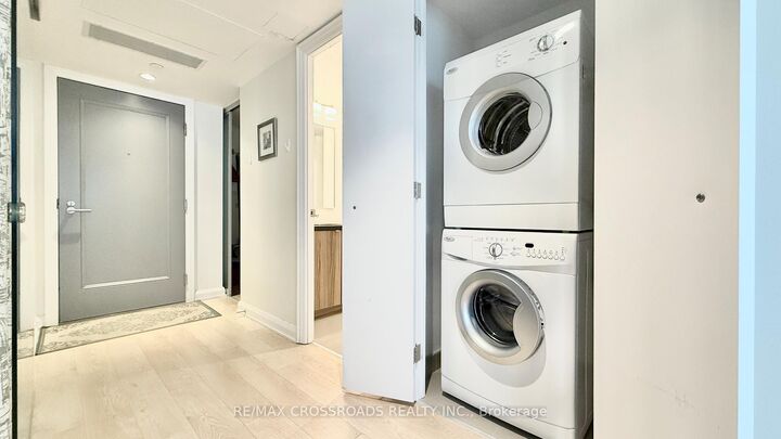 Property Photo:  155 Yorkville Avenue 2108  ON M5R 0B4 