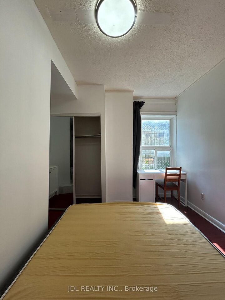 Property Photo: 4 Fitzroy Terr Terrace Master Bedroom, Mainfloor ON M5T 2K3