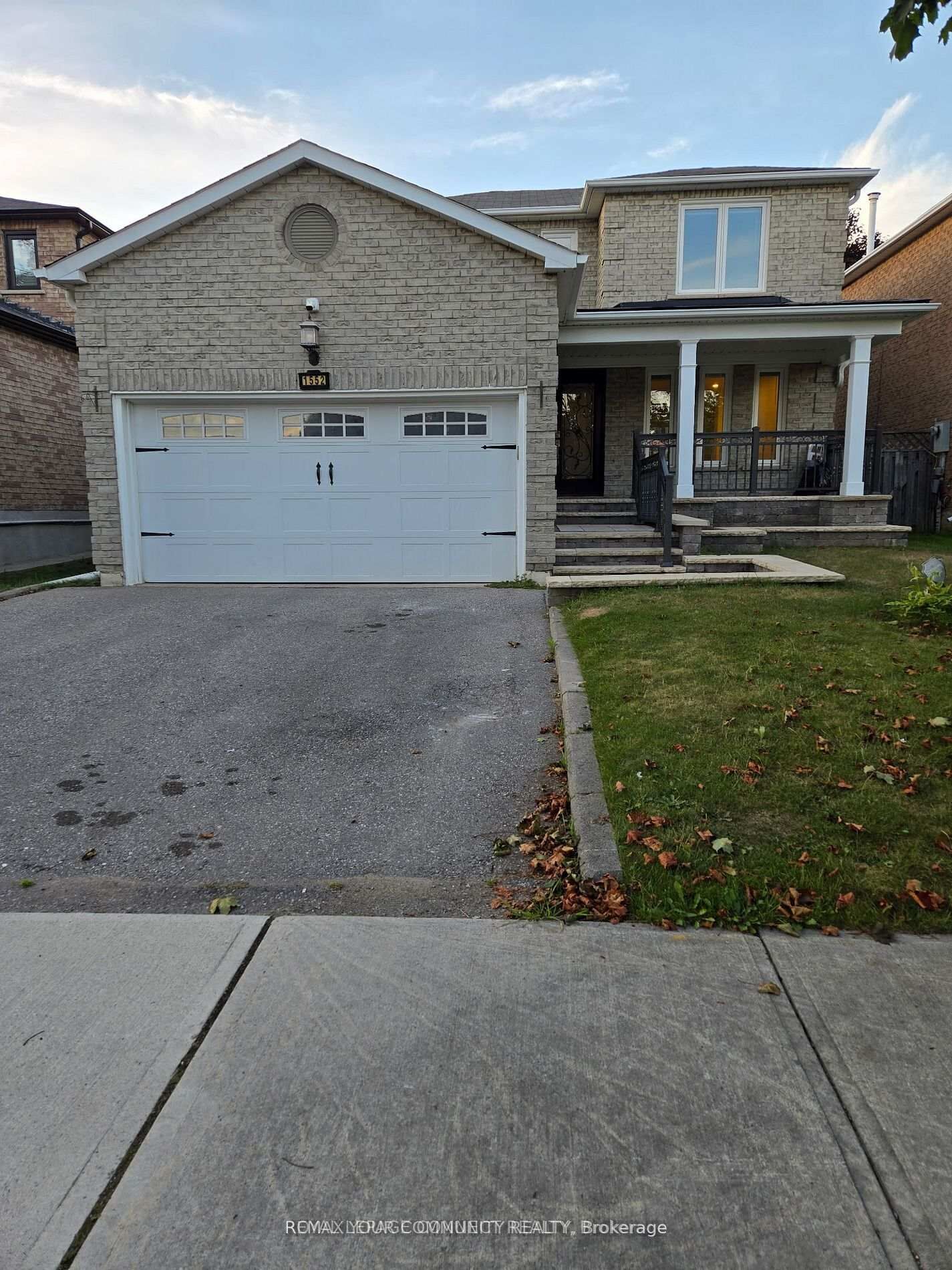 Property Photo:  1552 Dellbrook Avenue  ON L1X 2L7 