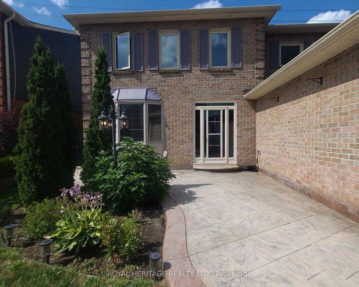 Property Photo:  1221 Fieldstone Circle  ON L1X 1B9 