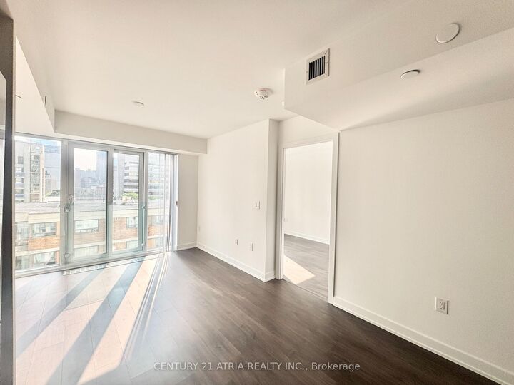 Property Photo:  50 McCaul St Street 811  ON M5T 1V9 