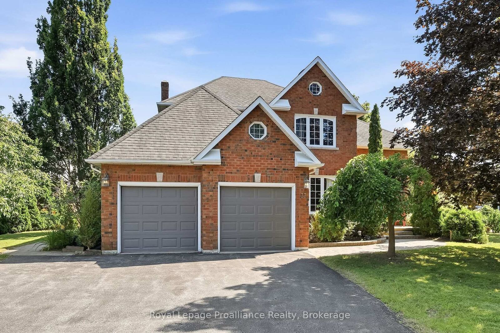 Property Photo:  37 Ravine Drive  ON L1A 4G7 