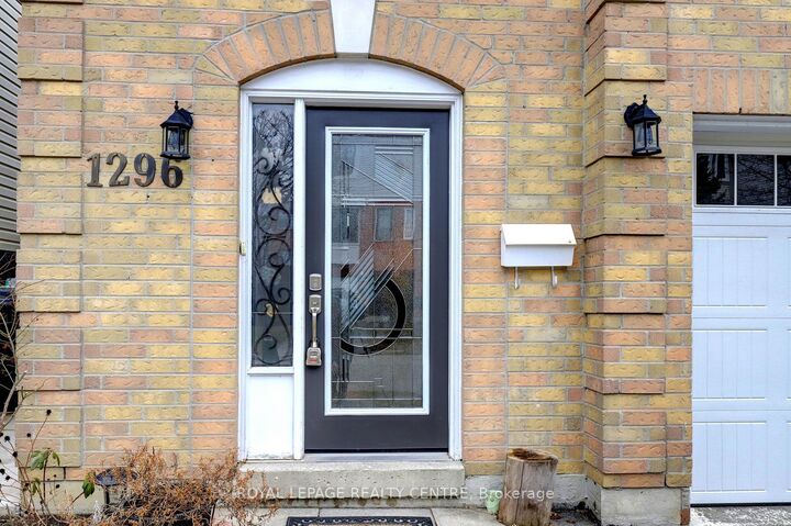 Property Photo:  1296 Woodhill Court  ON L5E 3H1 