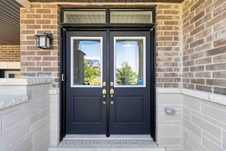 Property Photo:  92 Holyrood Crescent  ON L4H 5G2 