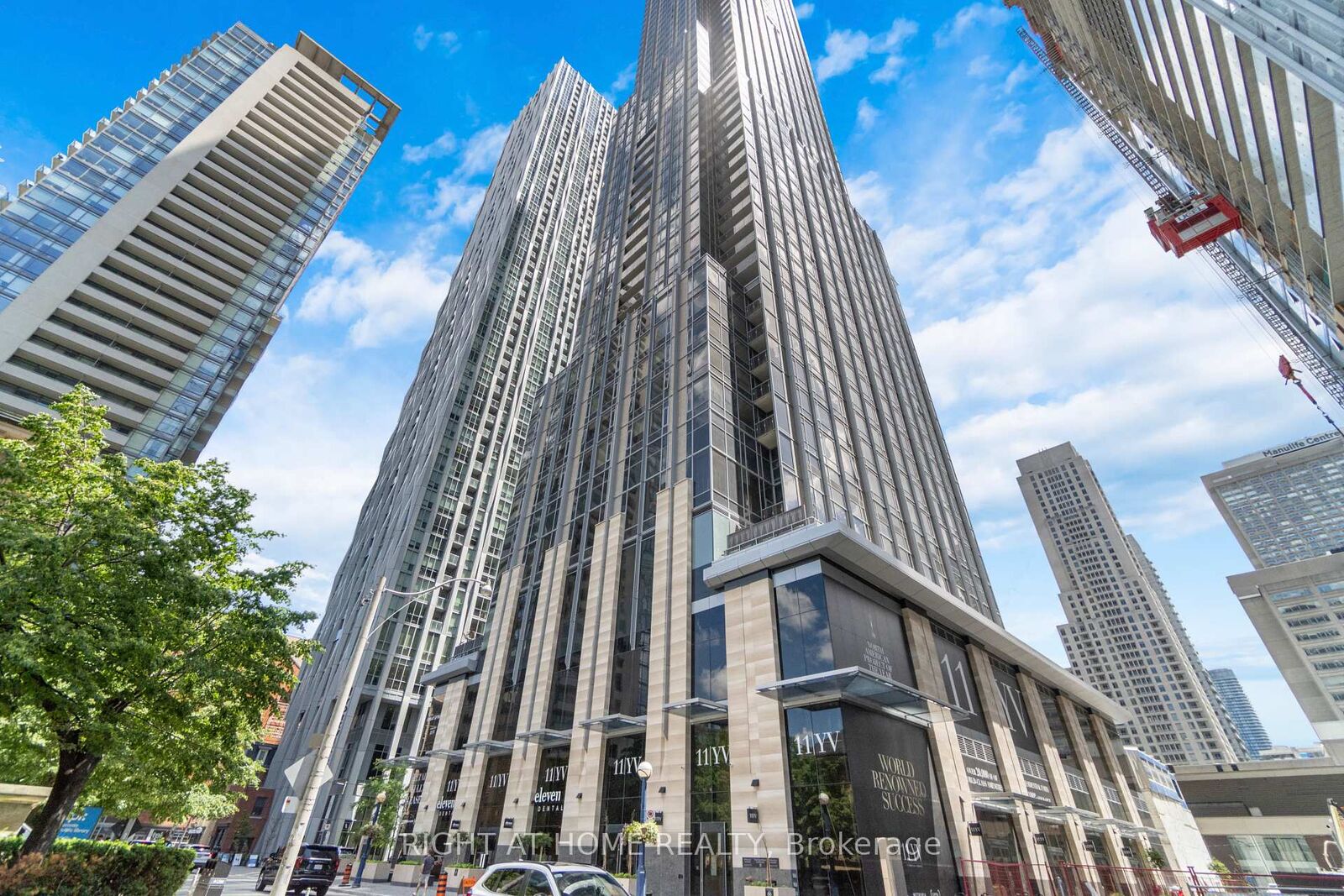 Property Photo:  11 Yorkville Avenue 2113  ON M4W 0B7 