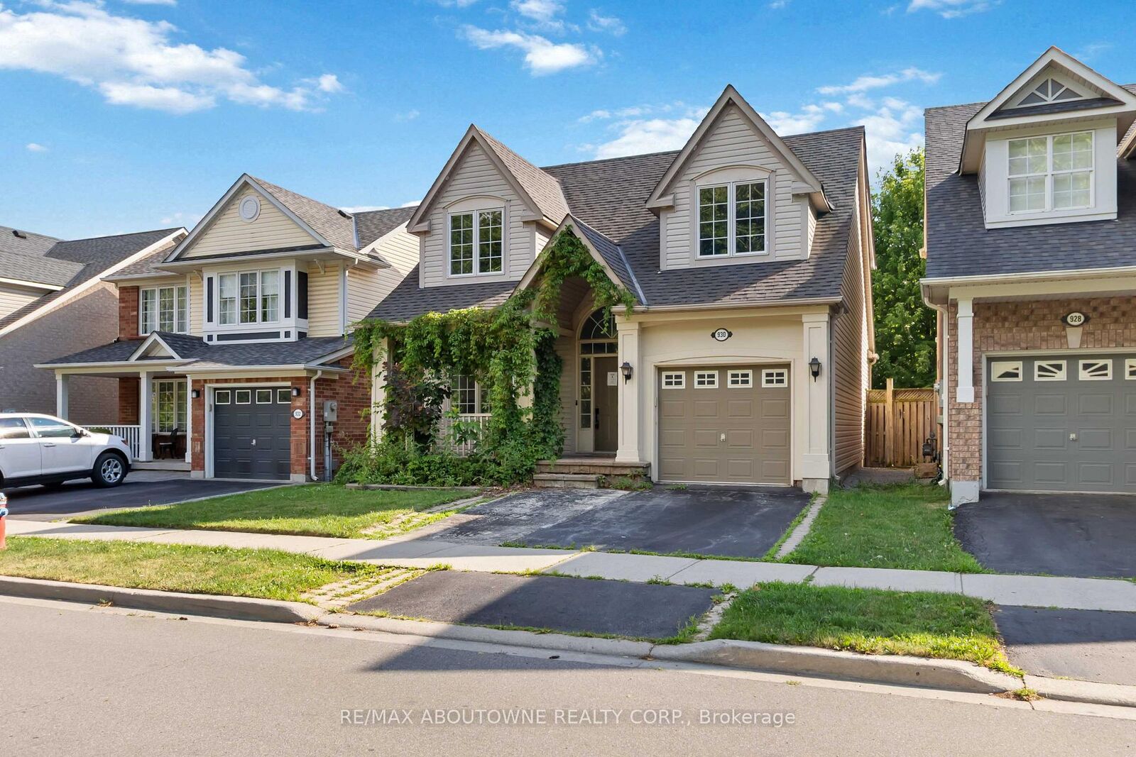 Property Photo:  930 Lancaster Boulevard  ON L9T 6A4 