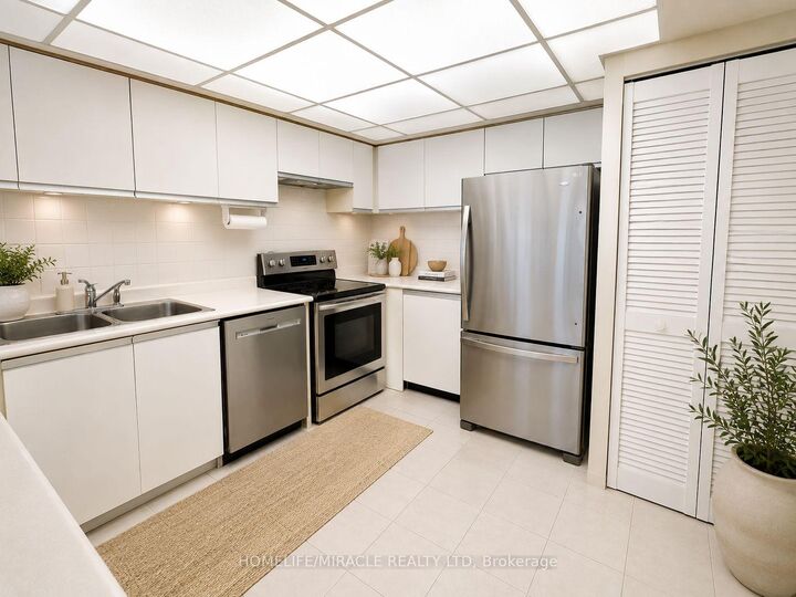 Property Photo:  8 Silver Bell Grove 810  ON M1B 4Z3 