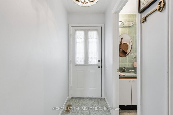 225 Silverbirch Boulevard — photo 1