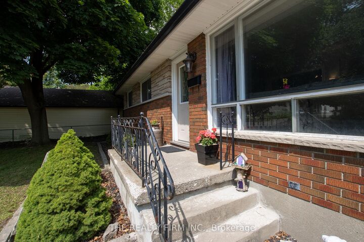 Property Photo:  82 Langton Road  ON N5V 2M1 