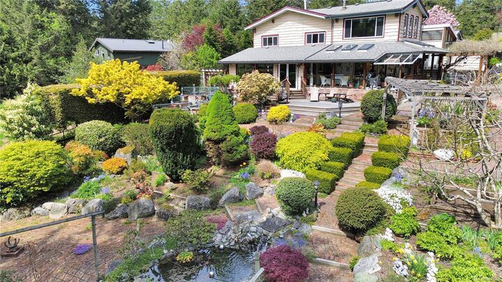 Property Photo: 697 Crestwood Rd BC V0R 1X4