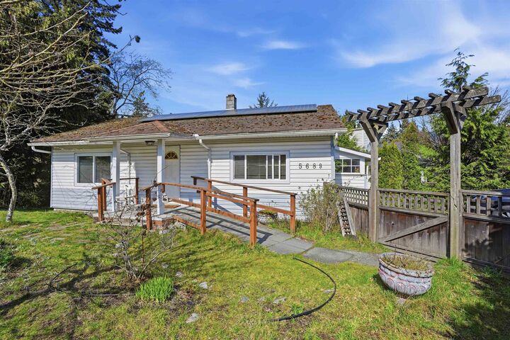 5689 Porpoise Bay Road — photo 1