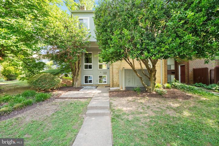 Property Photo: 11041 Saffold Way VA 20190