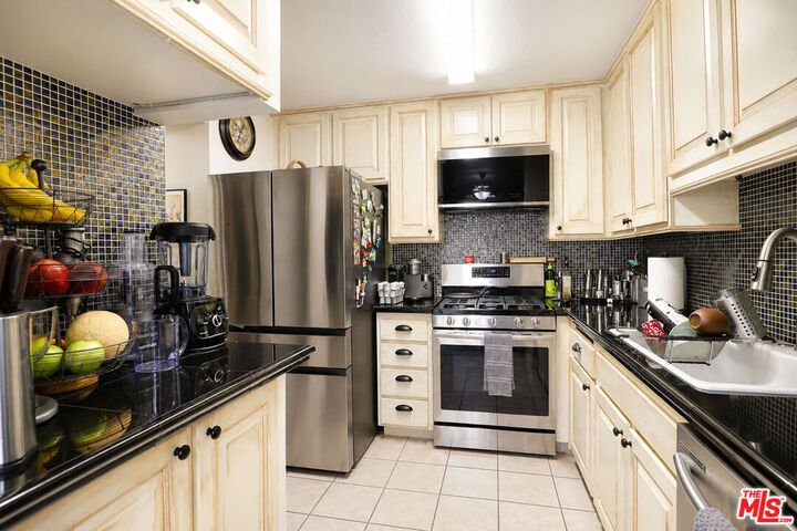 Property Photo: 27066 Hidaway Ave, Unit 4 CA 91351