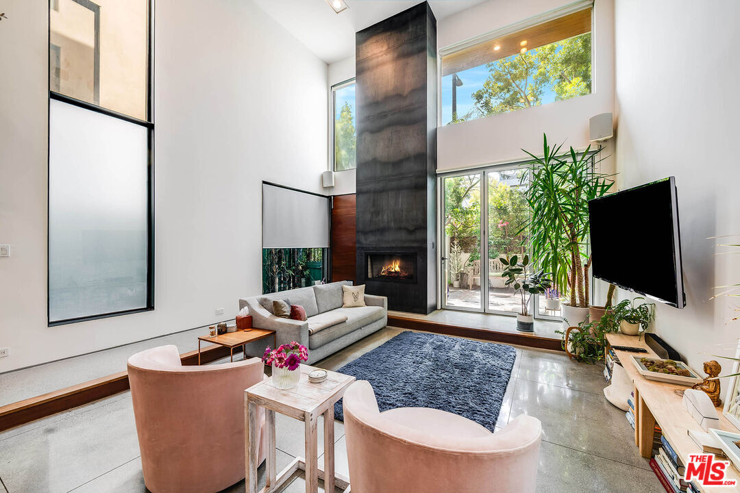 Property Photo: 417 Venice Way CA 90291