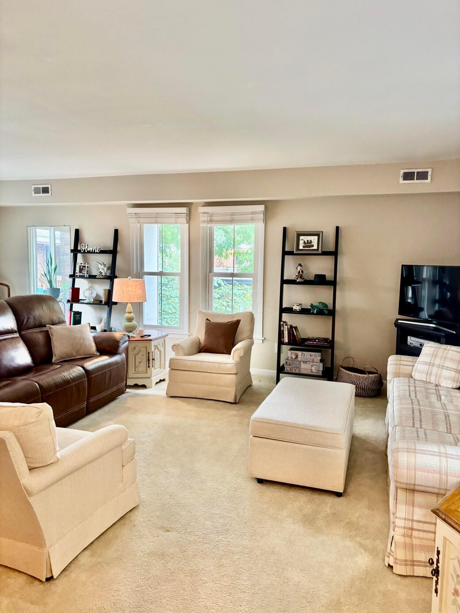 Property Photo: 1555 Lafayette Drive OH 43220