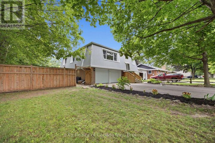 18 Queen Street West — photo 1