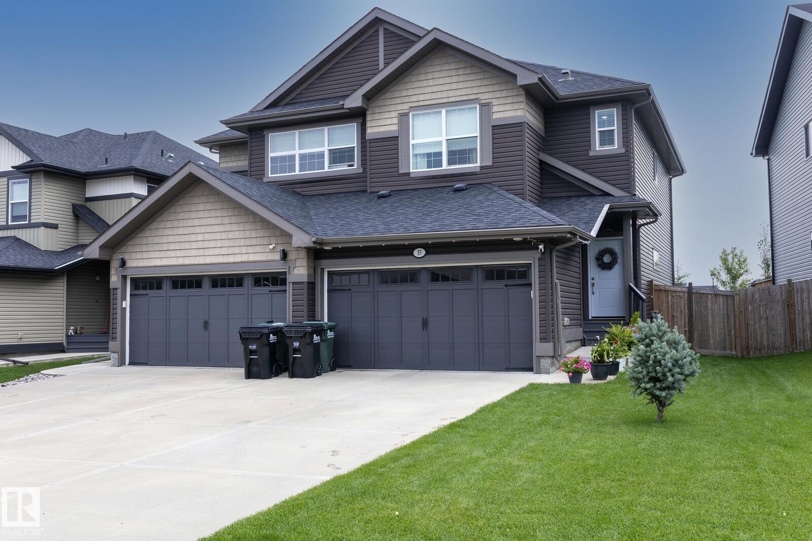 Property Photo:  15 Avebury Court  AB T8H 0Z2 