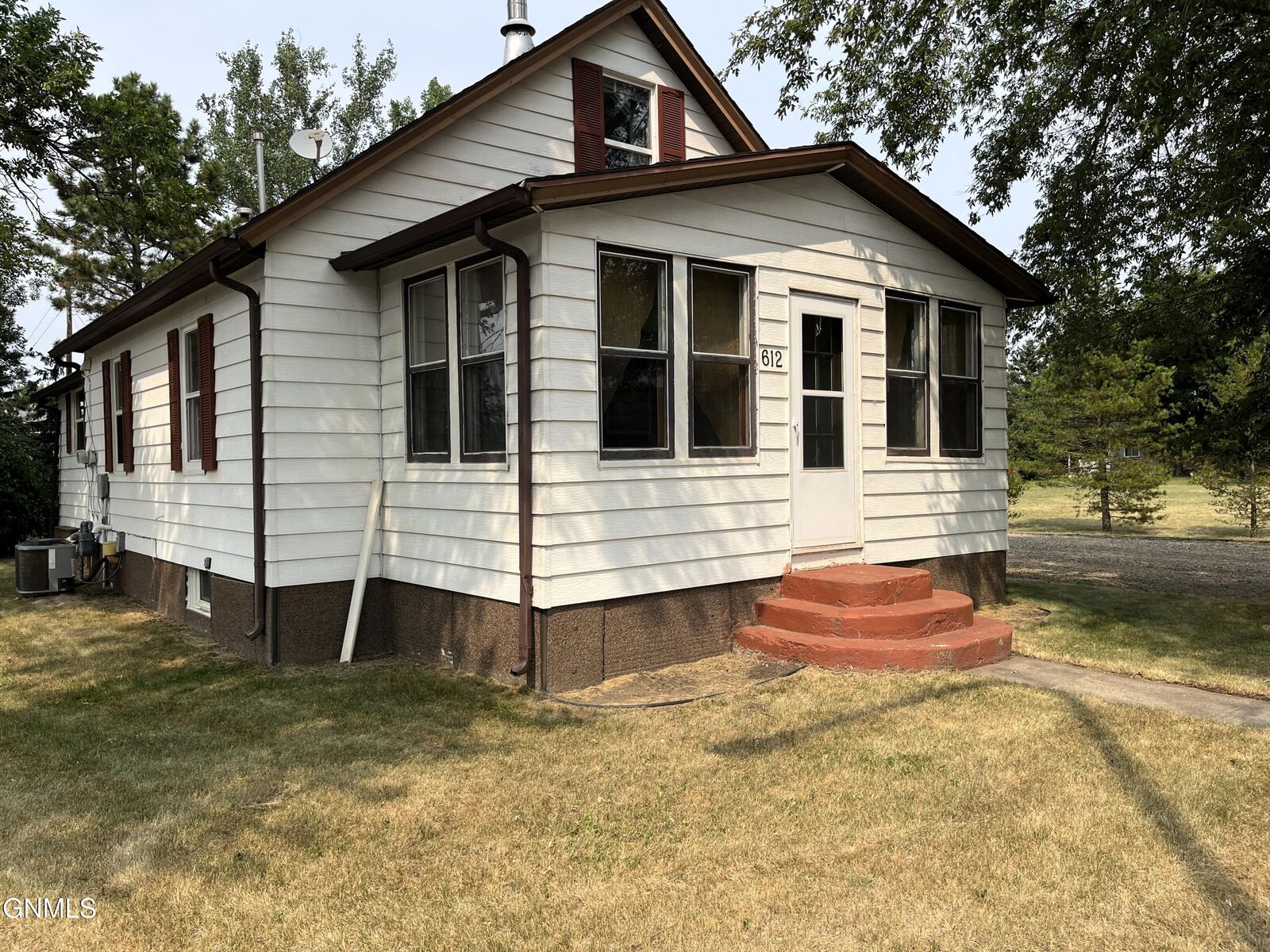 Property Photo:  612 Bismarck Avenue  ND 58579 
